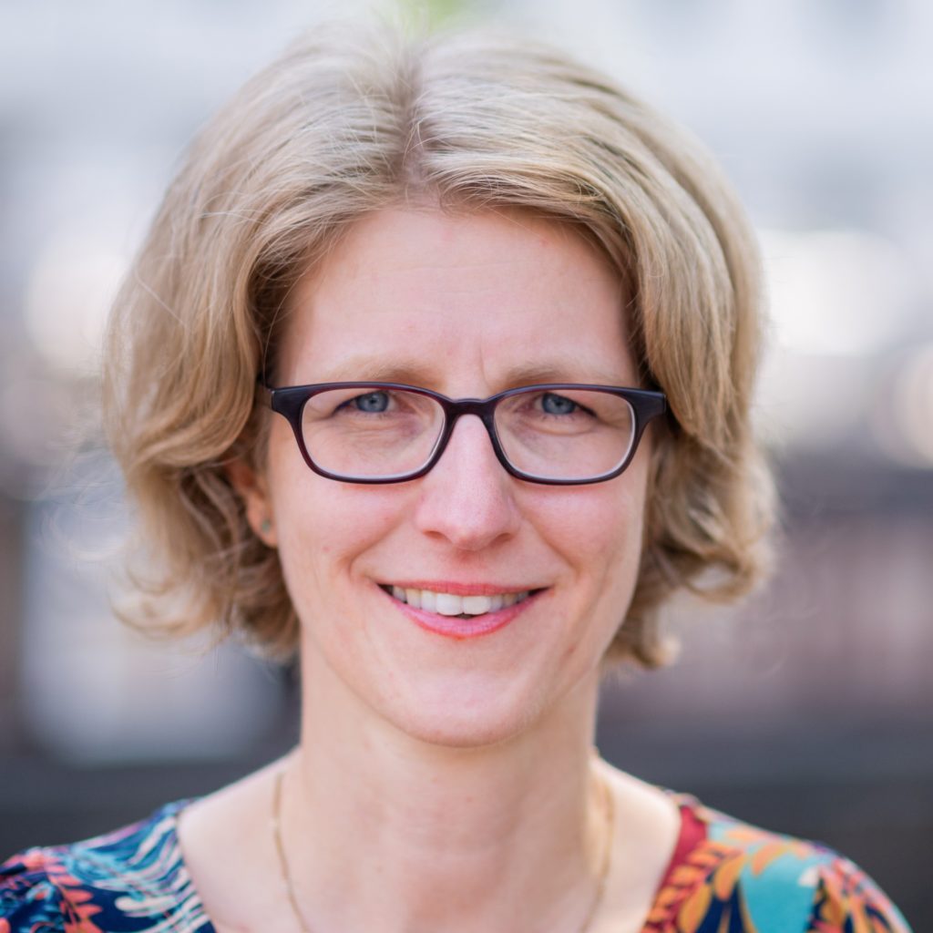 Claudia Nickel ist seit Mai 2020 Geschäftsführerin des lsfb. Seit ihrer Jugend ist sie vielfältig freiwillig engagiert und ehrenamtlich tätig, z.B. in der Elternvertretung und im Förderverein an Kita und Schule, in beruflichen Gremien und aktuell als Vorsitzende eines Vereins der nationale und internationale Freiwilligendienste fördert.