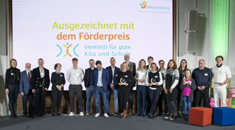 Das Bild zeigt alle Gewinner*innen des Förderprreises der Stiftung Bildung "Verein(t) für gute Kita und Schule" aus dem Jahr 2023. Es wurden Schulprojekte ausgezeichnet, die Schüler*innen im handwerklichen Bereich gefördert haben.