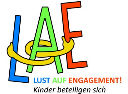 Logo des Projektes Lust auf Engagement! Kinder beteiligen sich vom lsfb. Die drei Anfangsbuchstaben sind groß geschrieben in den Farben blau, neongrün und rot. Sie werden von einem gezeichneten Arm festgehalten und umwickelt, der an beiden Enden je eine Hand hat. Das Logo LAE „Lust auf Engagement! Kinder beteiligen sich“ wurde eigens für eigens für unser Projekt entwickelt. Wir verbinden die Bereiche ehrenamtliches Engagement und Kinderbeteiligung. Denn ehrenamtliches Engagement als eine Form der demokratischen Mitwirkung birgt vielfältige Möglichkeiten, Kinderbeteiligung umzusetzen.