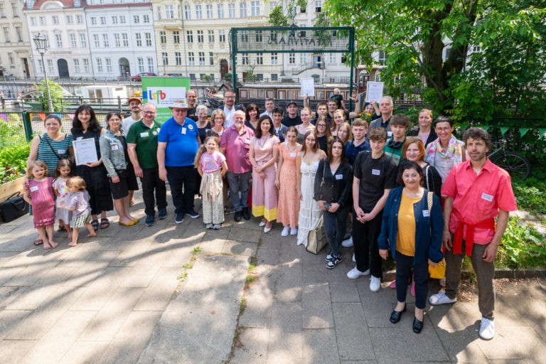 Gruppenfoto aller Gewinner*innen zur Verleihung des 2. Anerkennungspreises „Gemeinsam sind wir stark und schlau!“ an Kita- und Schulfördervereine des Landesverband der Kita- und Schulfördervereine Berlin-Brandenburg e.V. (lsfb) am 08. Juni 2024 in Anwesenheit von Katharina Günther-Wünsch, Senatorin für Bildung, Jugend und Familie. Foto: Ole Bader